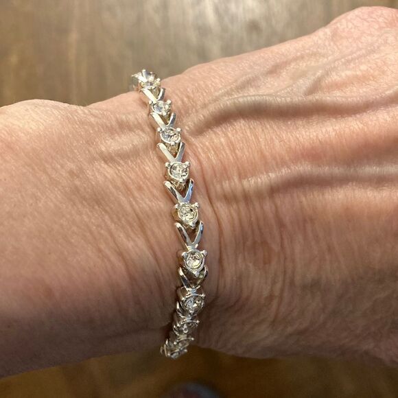 Avon Vintage Collectible Silver-tone Tennis Bracelet With Clear Stones. - Picture 1 of 7